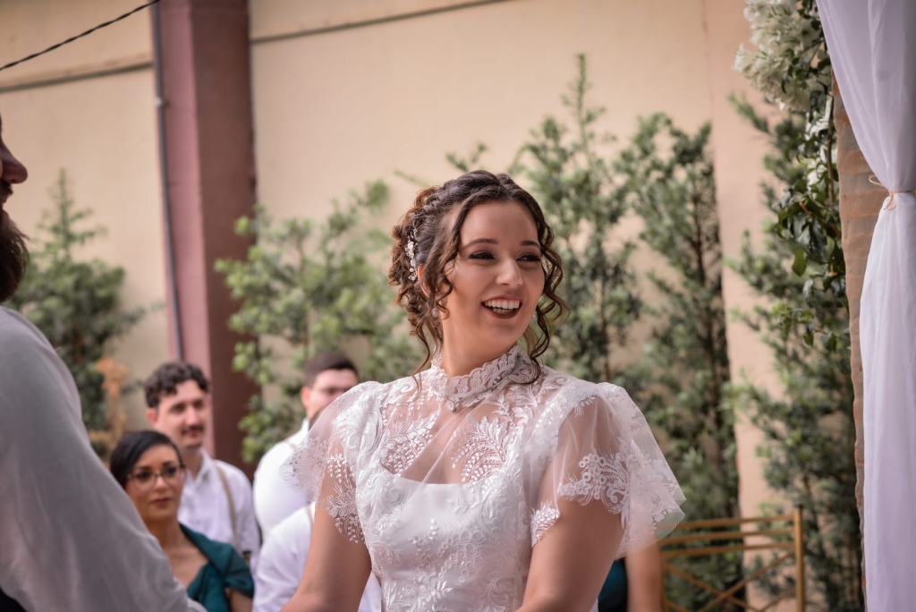 Noiva sorrindo durante a cerimônia no Espaço Flávia Machado