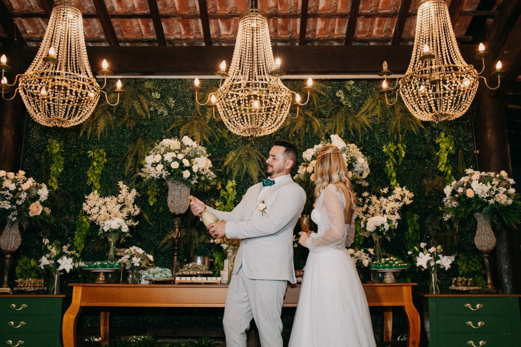 Casal no Espaço Flávia Machado, entre lustres, flores e folhagens