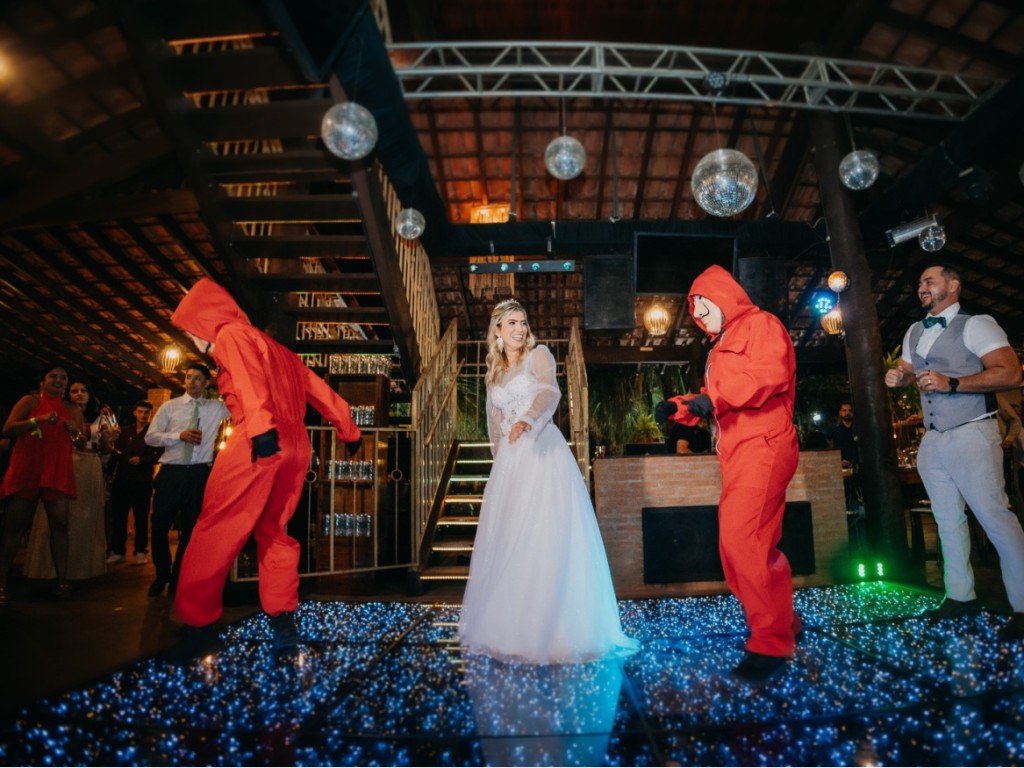 Noiva na pista de dança durante uma festa de casamento